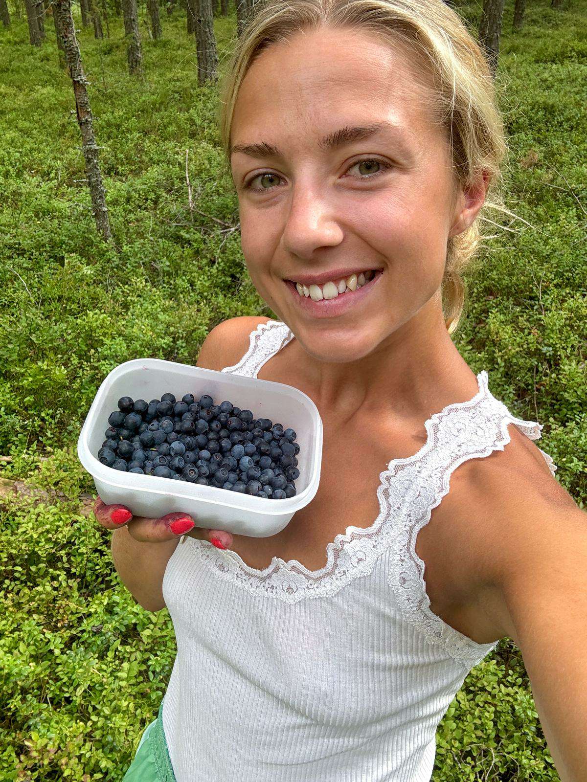 Moona marjojen kanssa